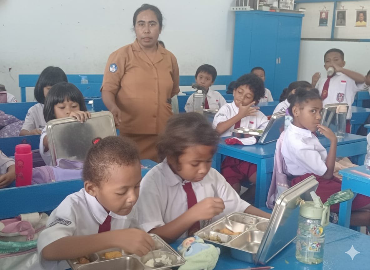 "Siswa menikmati Program Makan Bergizi Presiden Prabowo di SD YPPK Abepura"